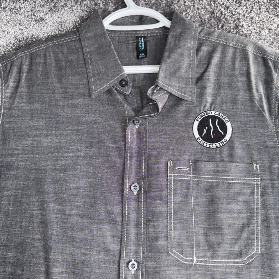 Finger Lakes Distilling 男式短袖纽扣中号棉质灰色衬衫 — 第 2/4 张图片