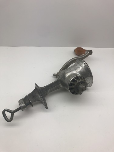 Vintage UNIVERSAL Number 2 Meat Grinder Table Clamp USA with Wood Handle - Picture 2 of 5