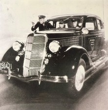 Newark NJ Police 1935 Photo of a Ford Model 48 Radio Car With Officer Gun Drawn