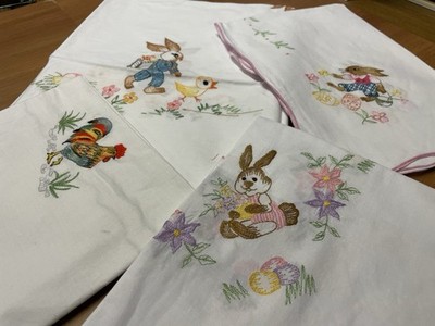 4 Tischdecken 85x85cm Ostern Osterhasen Ostereier Hahn Baumwolle 