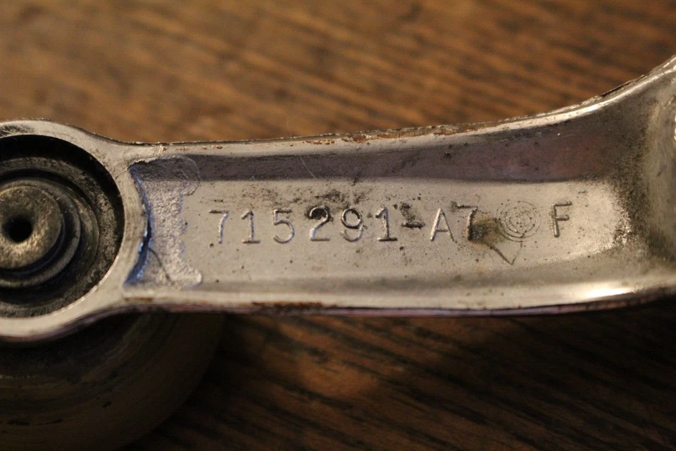Manija de manivela de ventana de puerta del conductor número 751291-A7 F de un Pontiac LeMans 1971 Foto 2 de 4