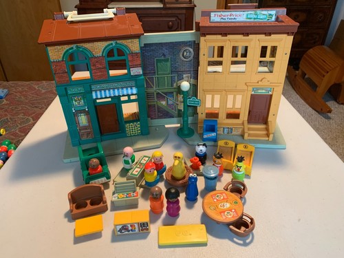 Vintage Fisher-Price Sesame Street Play Family Folding House with Little People - Picture 2 of 5