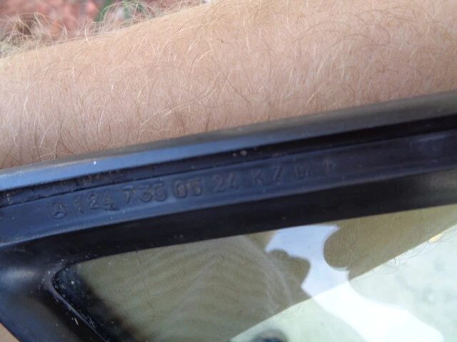 Mercedes-Benz E320 1994 puerta trasera ventana ventilación vidrio con sello de goma lado izquierdo OEM Foto 3 de 4