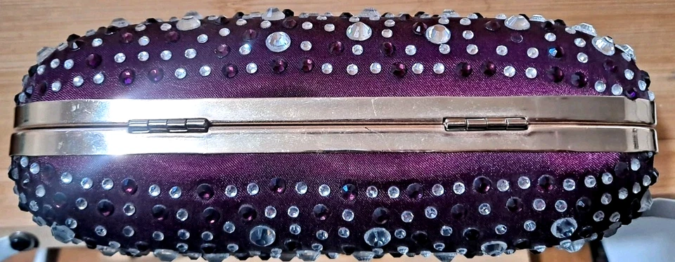 Cartera sin asas con calavera de diamantes de imitación púrpura con bloqueo de beso de mano Foto 3 de 4