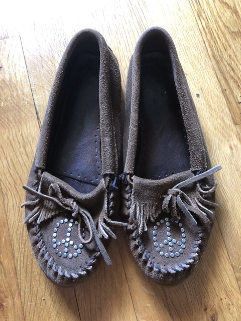 minnetonka peace sign moccasins