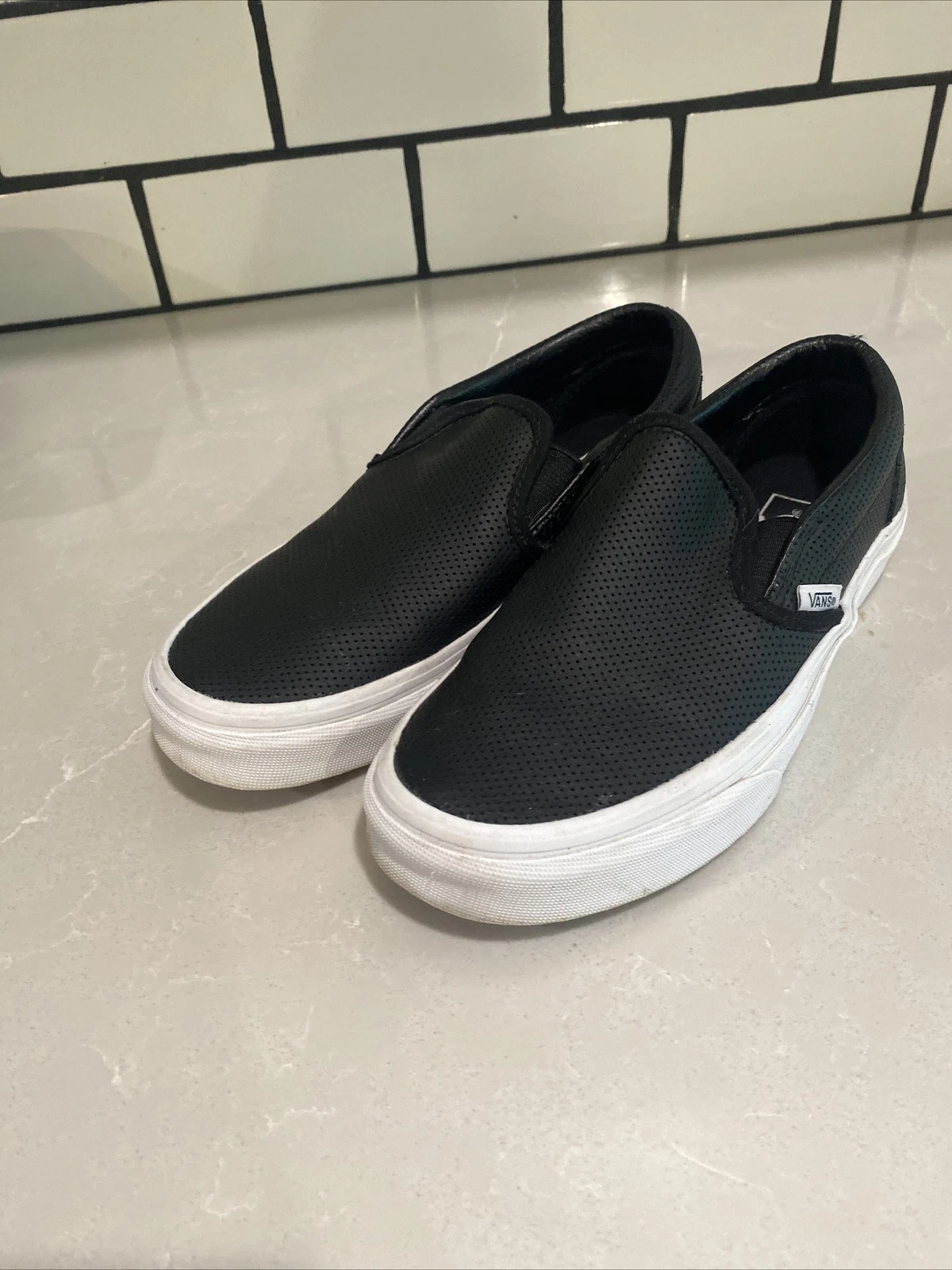 Sneaker slip on comode Vans Asher da donna taglia 6 nere prezzo al dettaglio al dettaglio $55