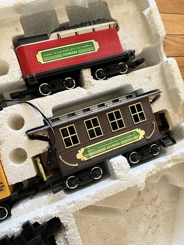 Toy State Train Set American Classic Express Battery Operated - Wants To Run - Picture 3 of 8
