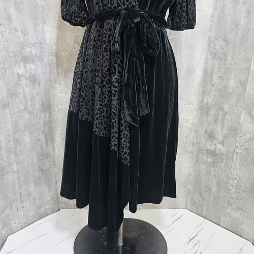 Vestido midi asimétrico estampado leopardo negro de terciopelo Lane Bryant manga corta - Imagen 4 de 9