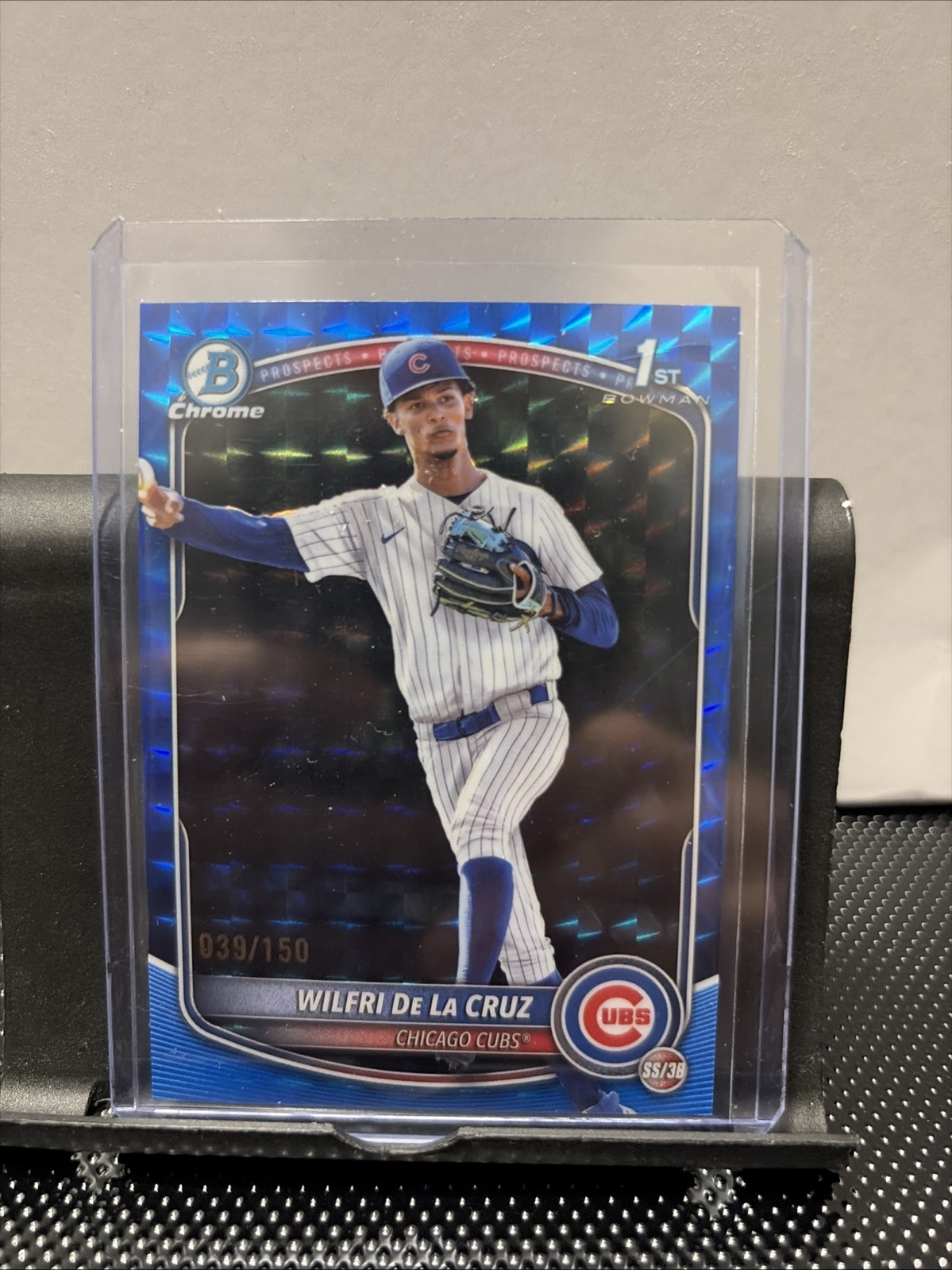 WILFRI DE LA CRUZ 2025 BOWMAN CHROME 1ST BLUE GEOMETRIC CUBS A /150