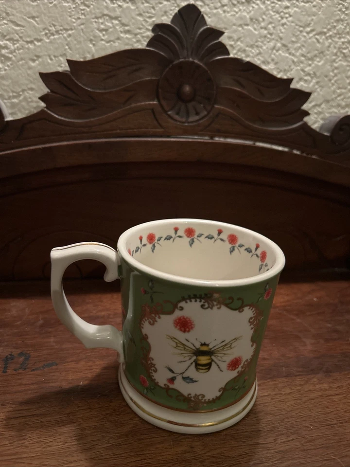 Taza Anthropologie x Lou Rota Nature’s Table Bee Foto 2 de 4