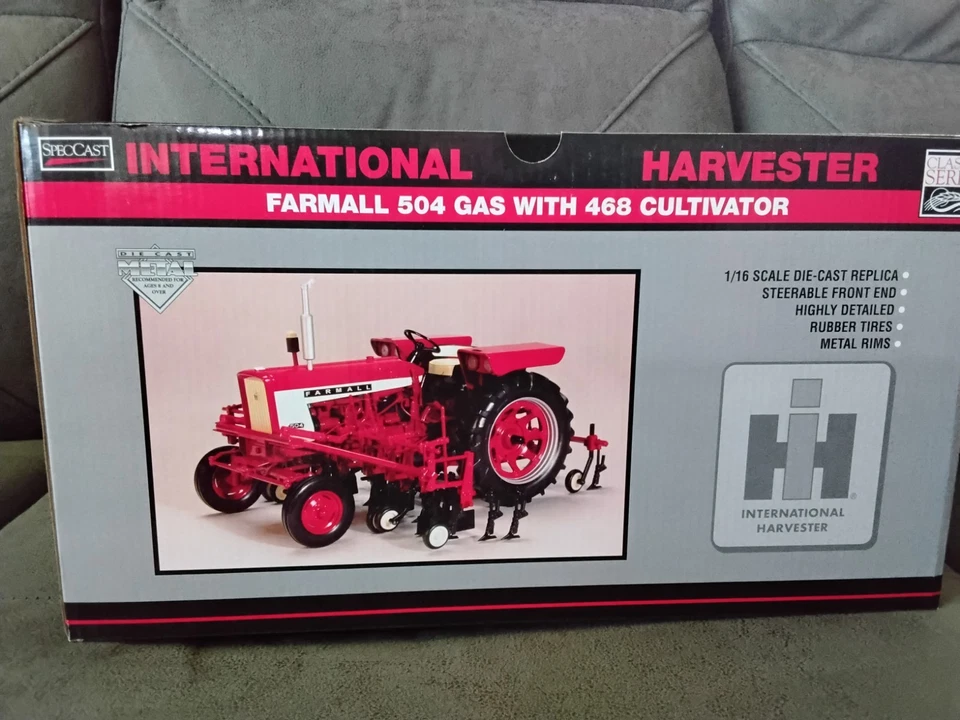 Gas Farmall 504 altamente detallado con cultivador 468 Foto 2 de 4