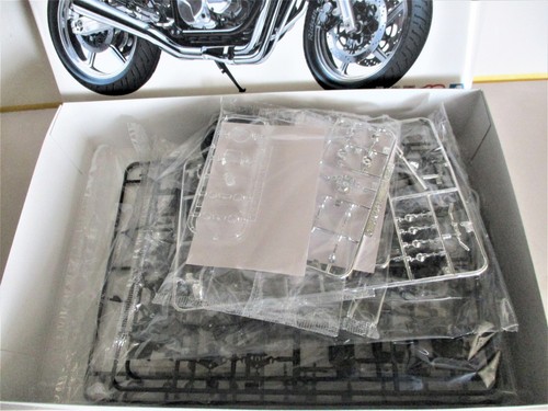AOSHIMA 06395. Kawasaki ZR400C Zephyr 1989. 1/12 scale Plastic Kit - Picture 5 of 13