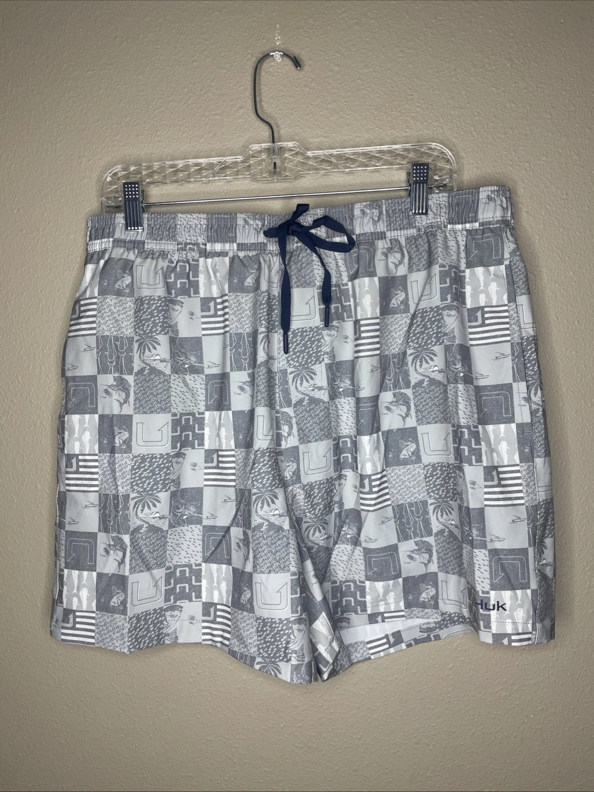 HUK Men’s XL Pursuit Fishing Print Gray Lined Shorts 5.5” Inseam W/pockets NWT
