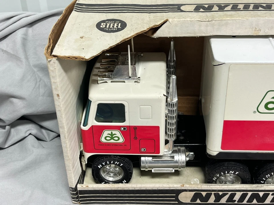 PIONEER Hybrid Seed Corn NYLINT Semi Truck GMC NIB Steel 18 Wheeler LRG - Image 3 of 4