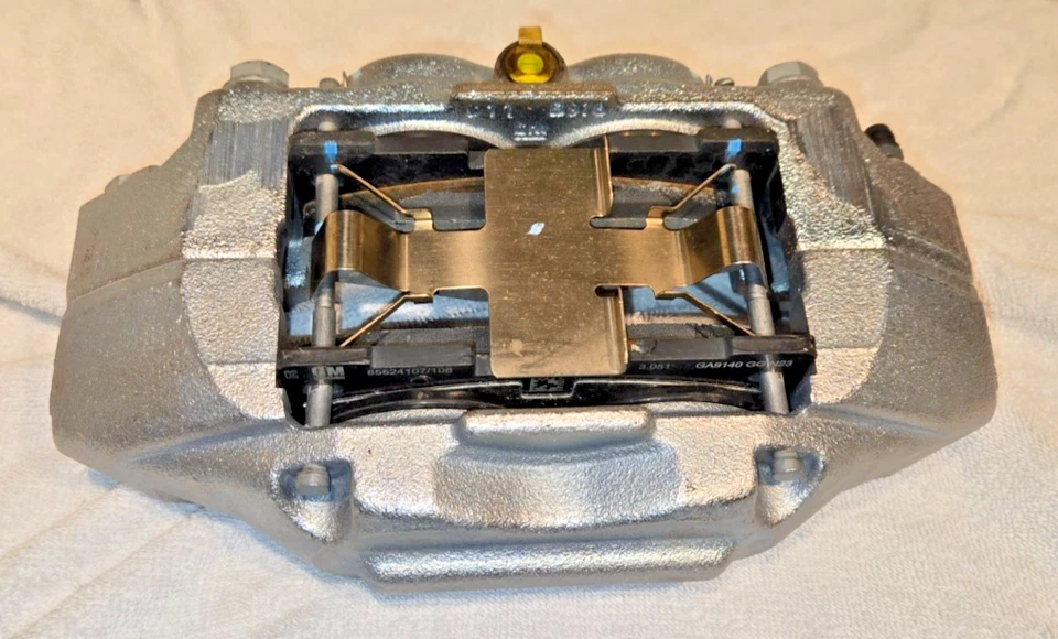 Pinza de freno delantera derecha Cadillac y GMC y Chevrolet 2019-2025 13545383 OEM GM Foto 4 de 4