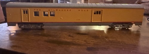 Coche de pasajeros escala HO Con-Cor Milwaukee Road 72’ RPO/equipaje amarillo/gris #7139 | Zustand: Used