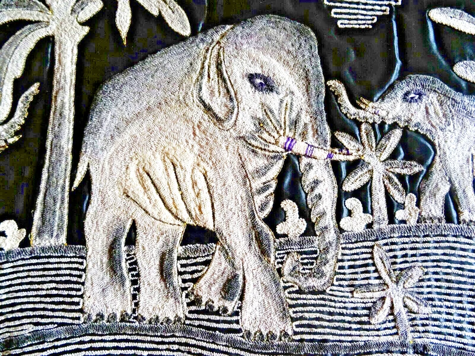 BRODERIE SUR SOIE  -  - 65cm x 57,5cm - Photo 2/4