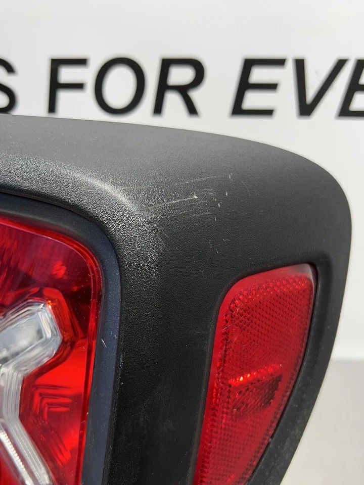 Оригинальный задний фонарь для правостороннего пассажира Jeep Renegade TRACK HAWK 2015–2018 годов выпуска - Изображение 2 из 4