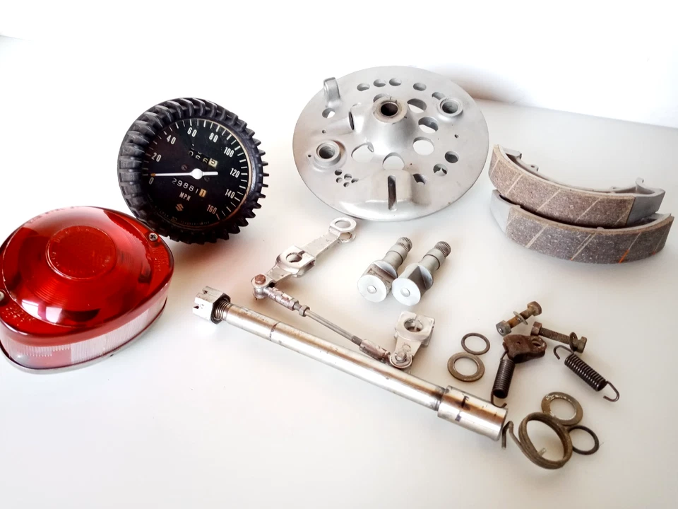 Lote de piezas Suzuki TS250 1971 placa de freno de tambor delantero luz trasera luz de freno Foto 3 de 4