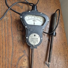 TOP SPIKE VINTAGE  VOLTS METER WITH SPIKE UNTESTED BUT LOOKS GREAT ,NICE DISPLAY