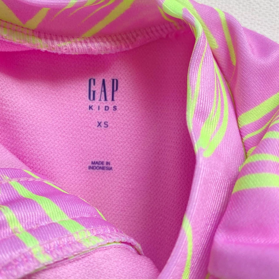 Nuevo con etiquetas Traje de baño Gap GapKids reciclado protector contra erupciones manga corta de una pieza (XS) para niñas Foto 3 de 4