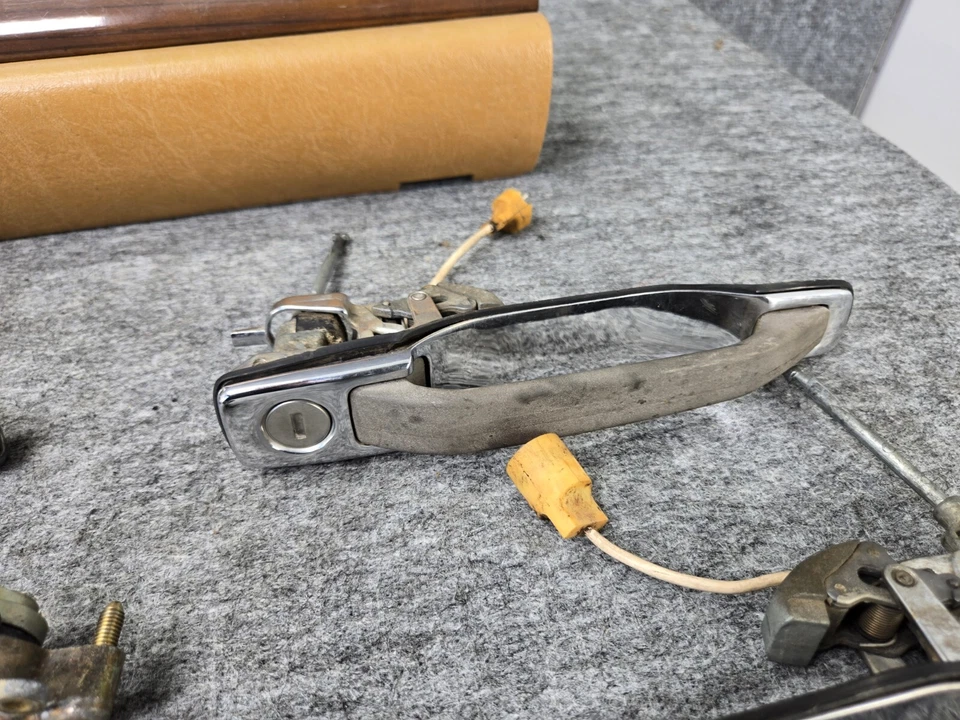 GUANTERA CON MANGO EXTERIOR CON JUEGO DE LLAVES MERCEDES W126 560SEL 420SEL OEM Foto 2 de 4