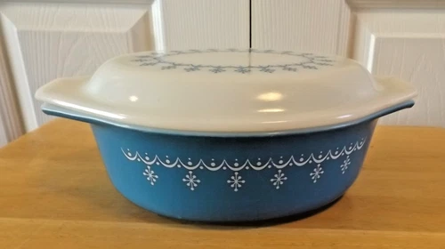 VTG PYREX BLUE SNOWFLAKE GARLAND OVAL CASSEROLE DISH 043  MILK WHITE LID 1.5 qt