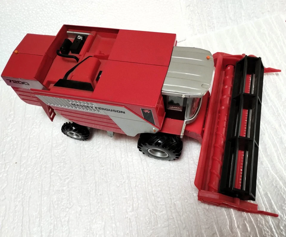 Britains - 1/32 Moissonneuse-batteuse Massey Ferguson 7200 rouge.... - Photo 3/4