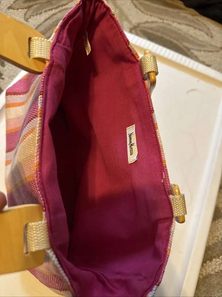 Neiman Marcus розовый в полоску соломы сумка с короткими ручками с деревянными ручками 13 X 7 - Изображение 3 из 3