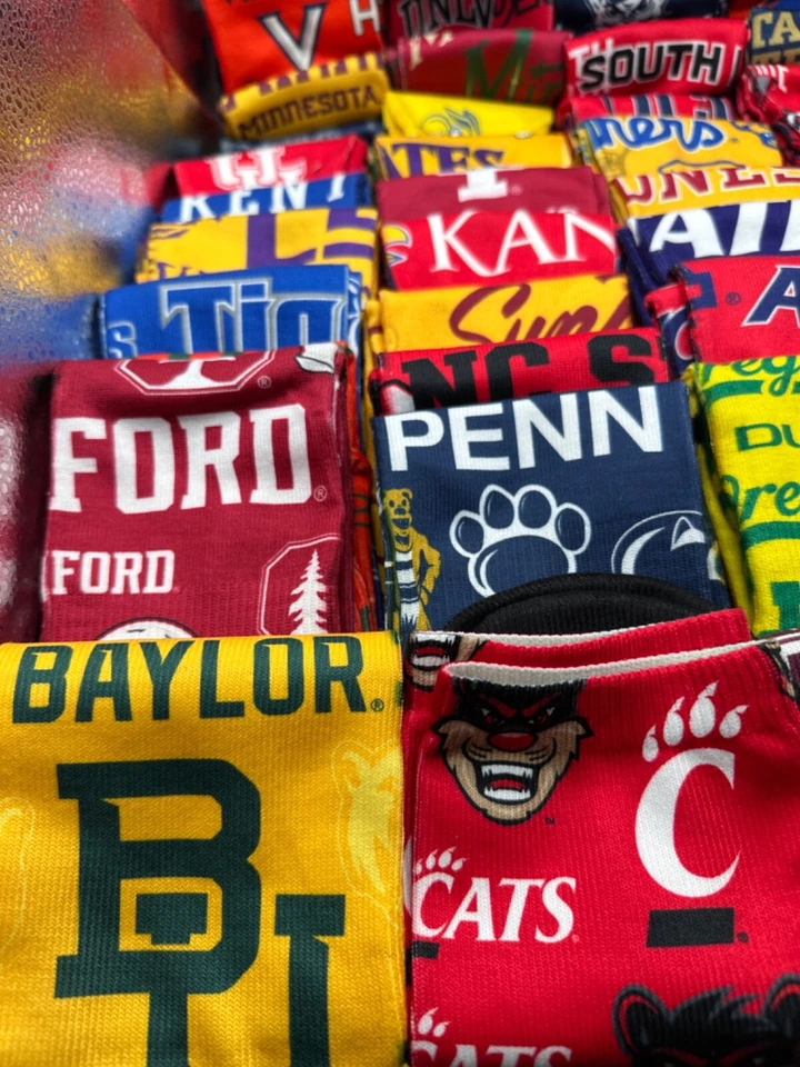 NEW ONE PAIR MENS "FOR BARE FEET" OFFICIALLY LICENSED COLLEGIATE SOCKS - Image 2 of 4