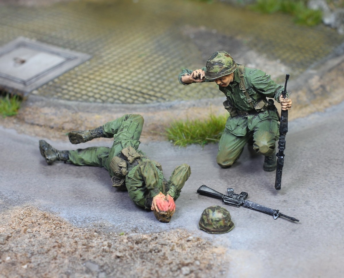 PreSale US Soldier & wounded team mate Vietnam war 1968 1:35 Pro