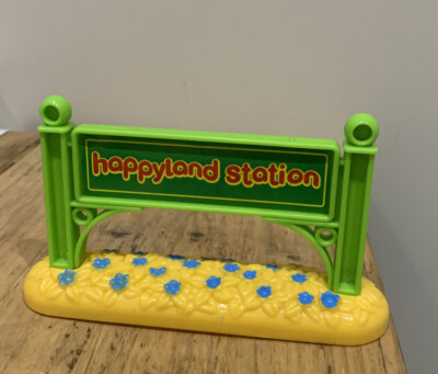 happyland Bahnhofsschild ELC Frühlernzentrum Bahnhof