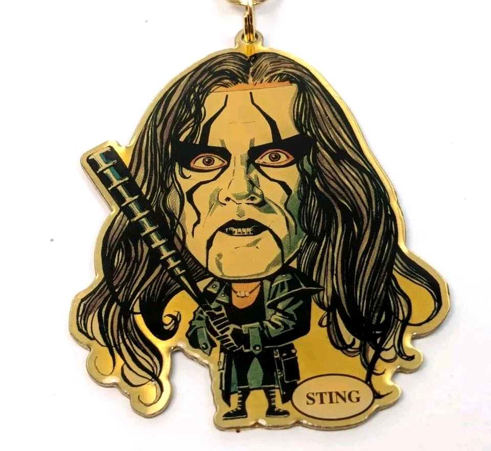 Llavero de lucha libre WCW NWO Sting 1999 cabezas de alfiler 1ª edición tono dorado Foto 2 de 4