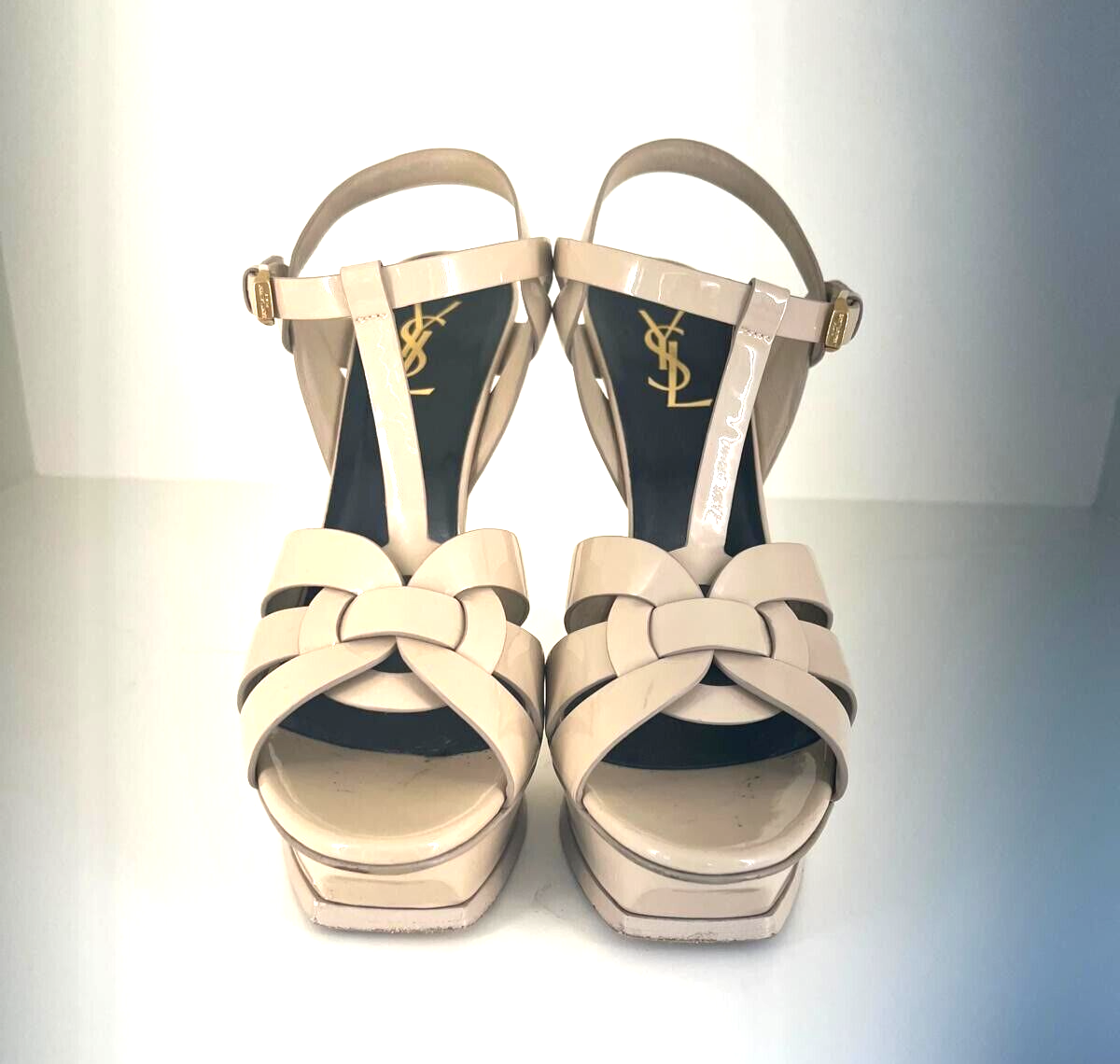 SAINT LAURENT Sandali YSL Tribute in pelle verniciata con cinturino a T plateau beige EU 40 US 10