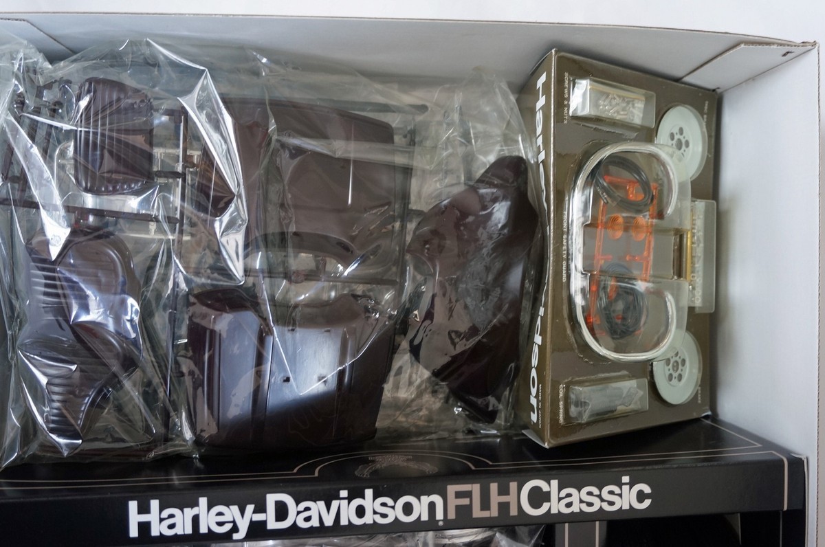 TAMIYA 1/6 Harley-Davidson FLH Classic with Sidecar #16018 *damage
