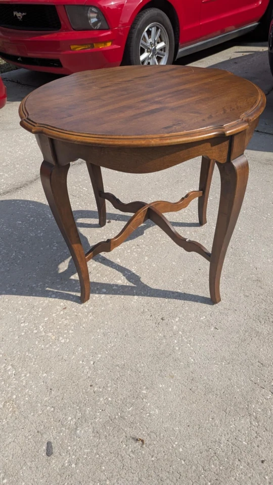 Beautiful Ethan Allen Country French Round End / Accent Table #26-8204 #216 (B) - Image 4 of 4