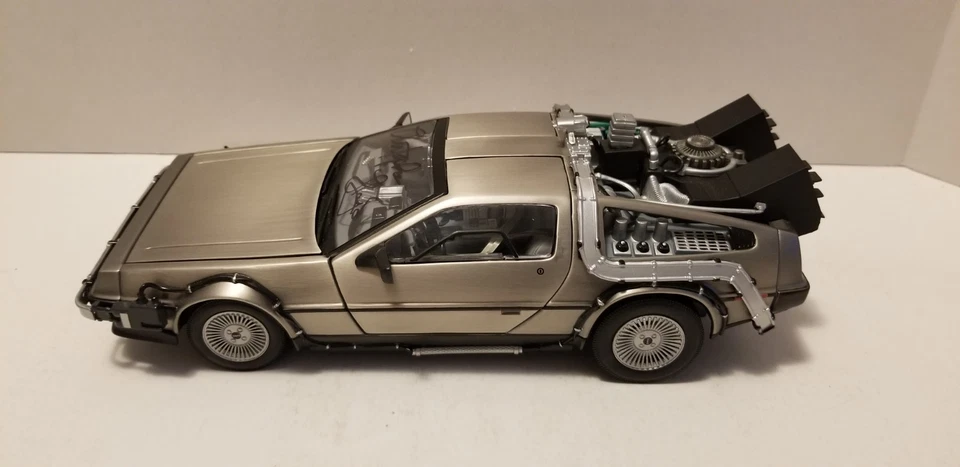 Back to the Future DeLorean Time Machine"Signature Edition"1/18 By Danbury Mint - Image 3 of 4