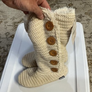 Muk Luks Women’s Ivory Knit Faux Fur Lined Bootie Slippers Button, L 16055