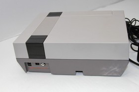 Nintendo NES Console, 2 Controllers, Zapper Gun, 26 Games w Sleeves & Manuals