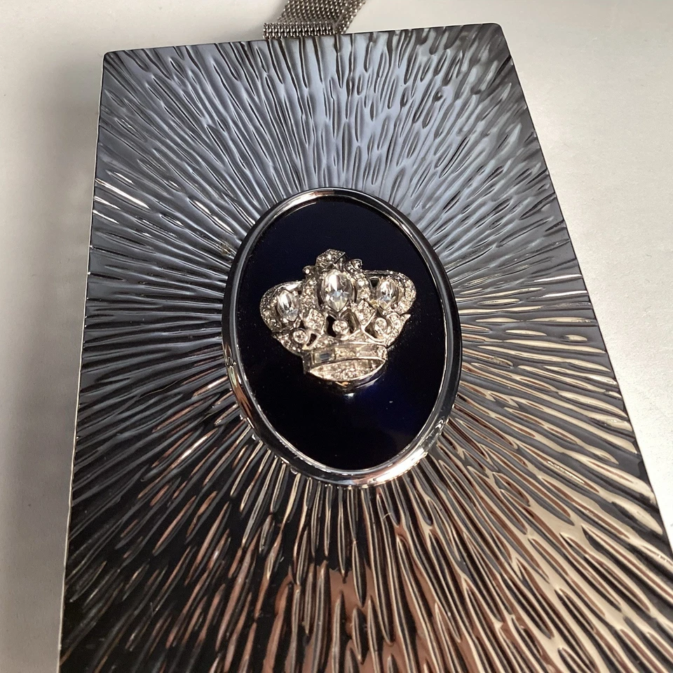 Bolsa de pulso Evans Elegance maquiagem compacta tom prata vintage com joias com coroa - Imagem 3 de 4