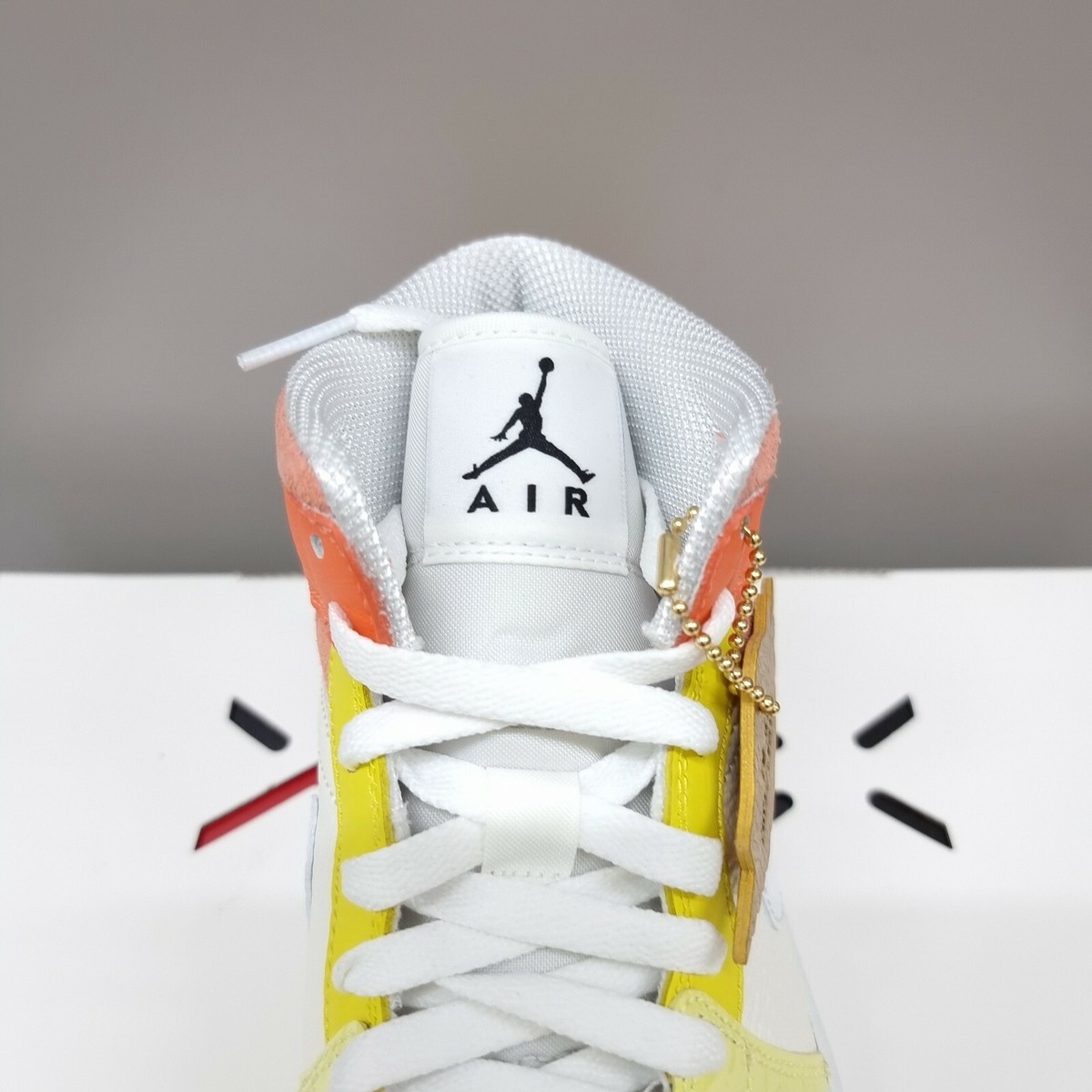 NIKE AIR JORDAN 1 MID 