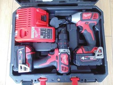 Milwaukee M18BPP2Q-402C compact combi drill and impact driver