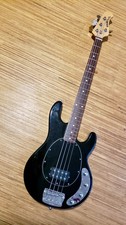 ERNIE BALL MUSICMAN STINGRAY SCHWARZ 4-SAITER H USA AKTIV