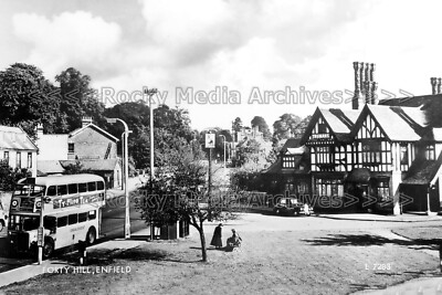 Dpp-20 Straßenszene mit The Goat Pub, Forty Hill, Enfield, London. Foto