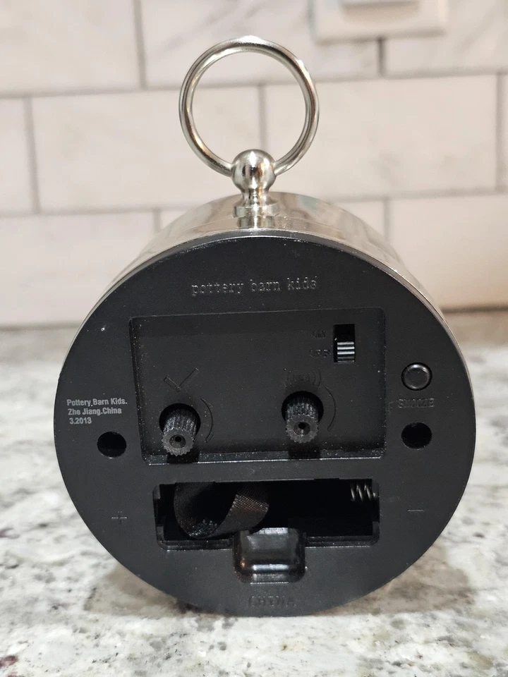 Reloj despertador Pottery Barn Kids plateado números rosas agujas verdes batería mesa Foto 2 de 4