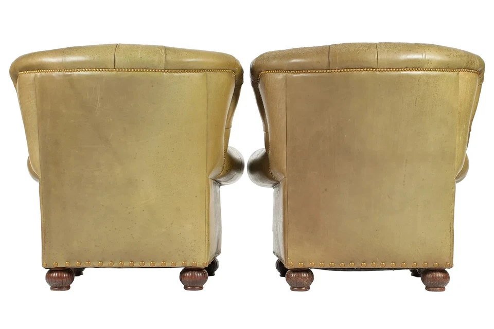 Par de sillas de club vintage de cuero acolchado verde musgo Foto 4 de 4