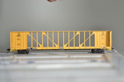 Tren remolque TTZX escala 83033 furgón de cola rojo viga central | Zustand: Used