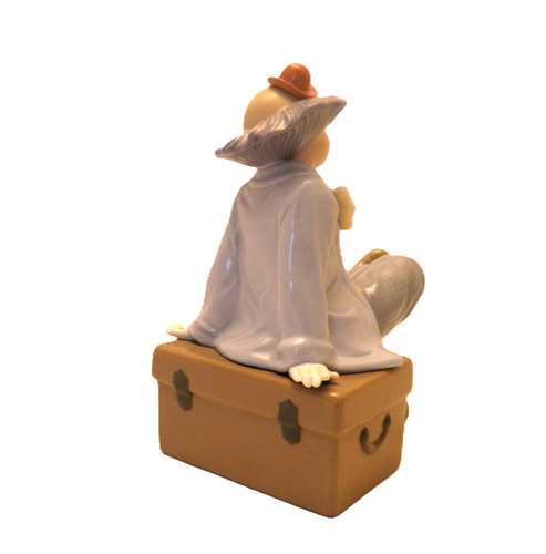 Nadal Clown Circus Figurine Porcelain Sitting on Trunk 2693 Vintage Lovely - Picture 4 of 11