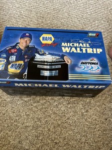 NIB REVELL 2001 NAPA NASCAR 1/24 Scale Diecast #15 Michael Waltrip