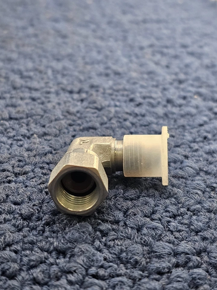 (25 PCS) PARKER 4 C6X-S: 1/4" JIC x 1/4" JIC 90 Degree Swivel Elbow - Image 4 of 4